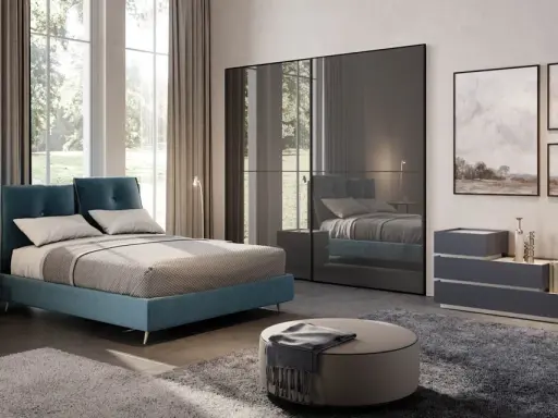 Camera da letto moderna con letto blu, armadio a specchio e quadri paesaggistici. Idee su come arredare camera da letto con stile.