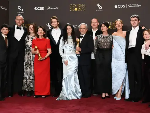 Elenco y equipo celebran sus globos de oro 2026.