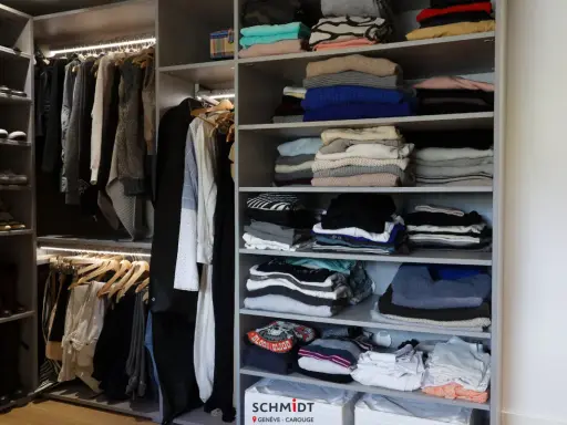 Un dressing bien organisé : vêtements pliés et suspendus, chaussures rangées. Idéal pour savoir comment organiser son dressing.