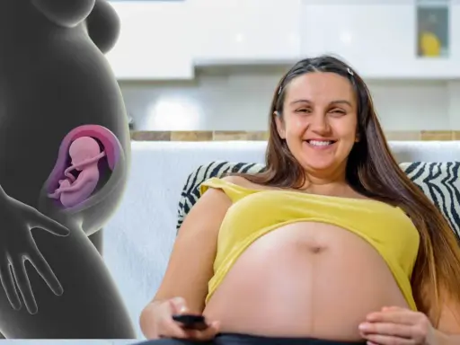 En gravid kvinna ler och håller i fjärrkontrollen. Bredvid syns en illustration av en bebis position i magen.