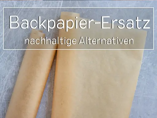 Zwei aufgerollte Bögen braunes Papier, die als Backpapier-Ersatz dienen. Nachhaltige Alternativen für die Küche.