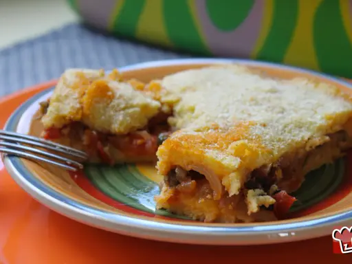 Fetta di torta salata con verdure e formaggio, un assaggio dei caroselli salentini.
