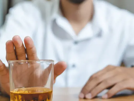 Mężczyzna odrzuca szklankę z alkoholem, rozpoczynając swoją krucjata wyzwolenia człowieka.