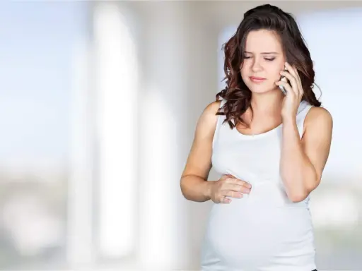 Gravid kvinna med orolig min ringer om sina Braxton Hicks sammandragningar.