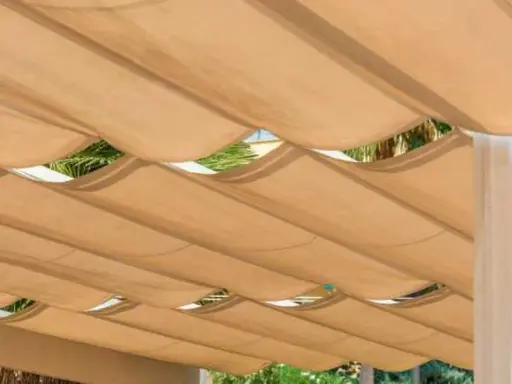 Techar patio económico con toldo de tela beige ondulado, creando un espacio sombreado y fresco.
