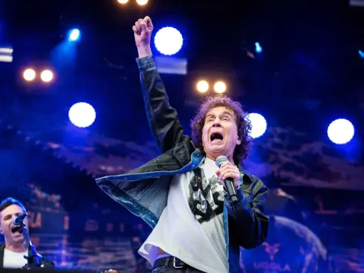 Magnus Uggla show Stockholm. Sångaren med knuten näve i luften, full av energi på scenen.