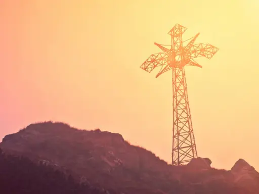 Krzyż na Giewoncie oświetlony? Prawda o nocnym symbolu Tatr