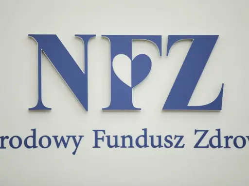 Niebieskie litery NFZ z sercem w środku oraz napis "rodowy Fundusz Zdrowia" na białym tle.