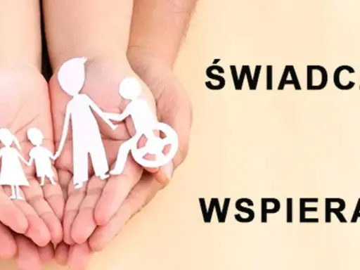 Dłonie trzymają wycięte z papieru postacie rodziny, w tym osobę na wózku. Tekst: "ŚWIADCZENIA WSPIERAJĄCE". Dowiedz się, jak uzyskać świadczenie wspierające.