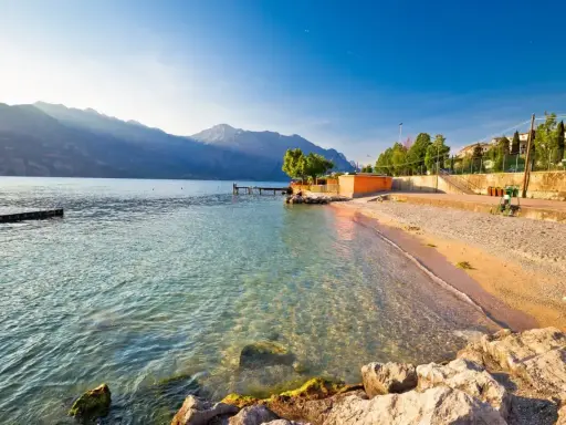 Słoneczny brzeg Jeziora Garda, woda kusi do kąpieli. Idealna temperatura wody na relaks.