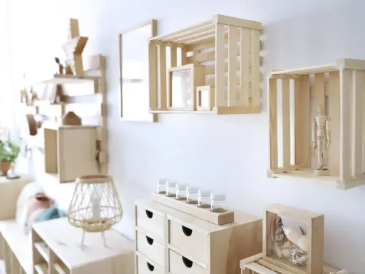 Estanterías de madera, como colgar cajas de madera en la pared para crear un espacio de almacenamiento y exhibición.