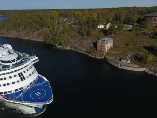 Färja passerar Fredriksborgs hotell och fästning i Stockholms skärgård.