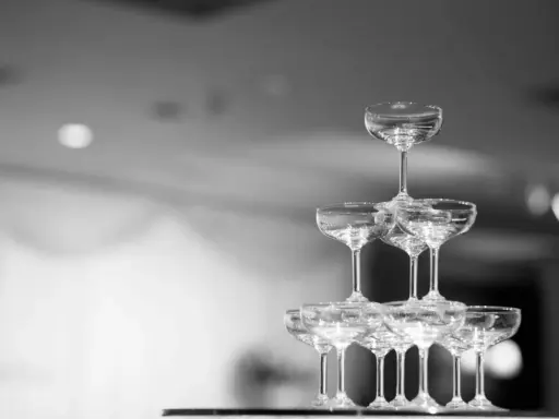 Ein Turm aus Champagnergläsern, bereit für den Anlass. Der ring for champagne ist perfekt gestapelt.