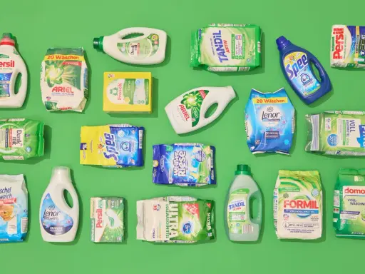 Eine Auswahl an Waschmitteln: Persil, Ariel, Spee, Lenor, Tandil, Formil, Domol, Frosch, Denk mit, Kuschel weich, Priva, Weißer Riese. Hier sieht man, welche Waschmittel man für strahlend saubere Wäsche braucht.