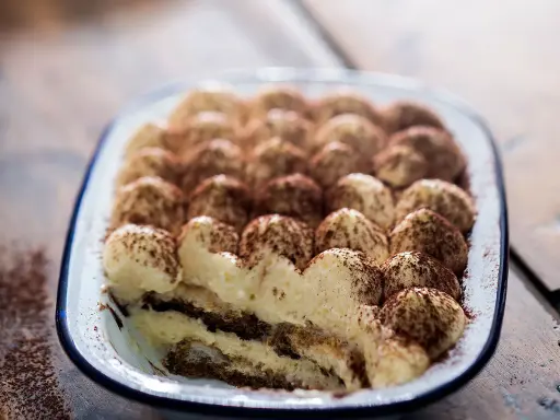Un délicieux tiramisu speculoos, crémeux et saupoudré de cacao, prêt à être dégusté.