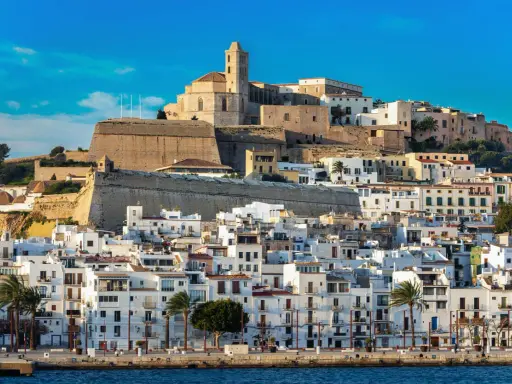 Ibiza pogoda idealna na zwiedzanie Dalt Vila. Białe domy, błękitne niebo i morze tworzą malowniczy widok.