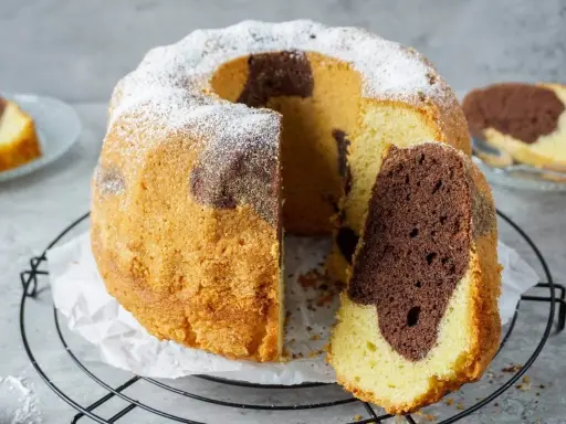 Ein saftiger Marmorkuchen, perfekt für jedes Kaffeetrinken. Dieses Marmorkuchen Rezept ist einfach und gelingt immer.