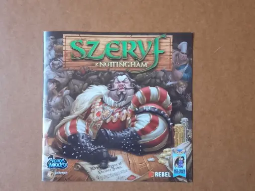 Szeryf z Nottingham gra. Krągły, rubaszny szeryf w bogatym stroju siedzi na drewnianym stole, otoczony ludźmi i monetami.