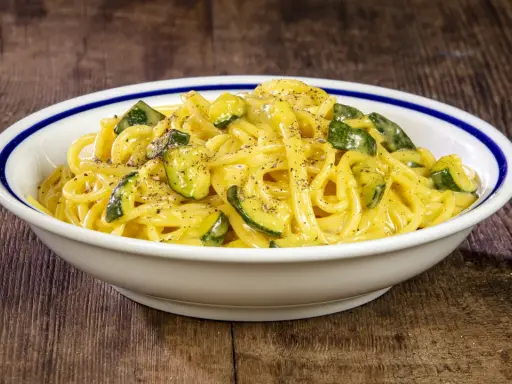 Spaghetti cremosi con zucchine, un'interpretazione fresca della carbonara di zucchine, guarniti con pepe nero macinato.