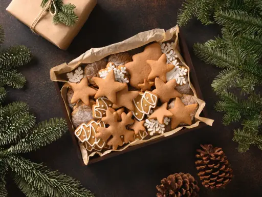 Leckere, selbstgemachte Weihnachtskekse in Stern- und Baumform, verpackt als liebevolle Weihnachts giveaways.