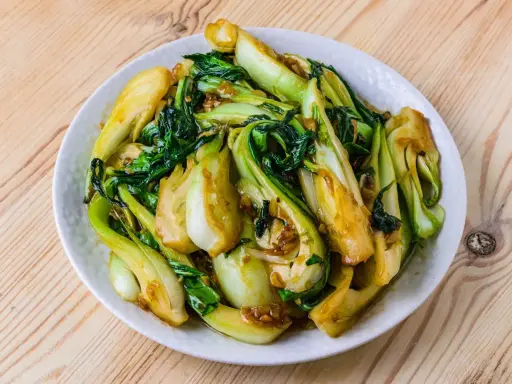 Un plat de pak choï sauté, prêt en un clin d'œil. Une recette facile et savoureuse pour un repas sain.