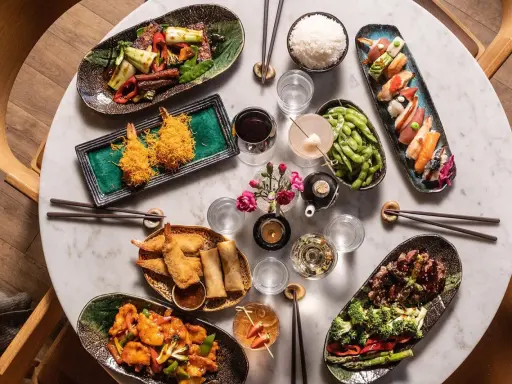 En härlig måltid på en asiatisk restaurang i Stockholm. Sushi, friterade räkor, biff och grönsaker.