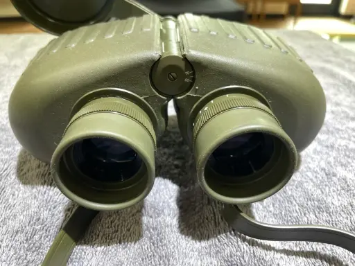 Jumelles militaires vertes, idéales pour observer la nature. Apprenez comment choisir des jumelles adaptées à vos besoins.