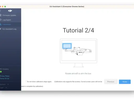 DJI Assistant 2 zeigt Tutorial 2/4 zur Kalibrierung eines Fluggeräts. Drehen Sie das Fluggerät, um die Box anzuvisieren.
