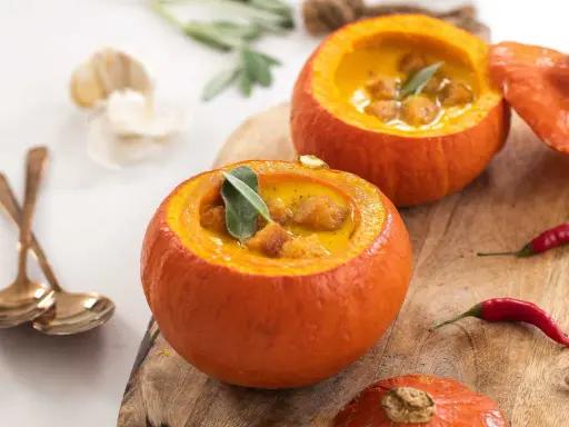 Calabaza naranja, ideal para recetas de sopa cremosa con picatostes y salvia.