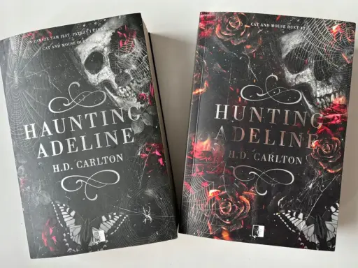 Okładki książek "Haunting Adeline" i "Hunting Adeline" z motywami czaszki, róż i pajęczyn.
