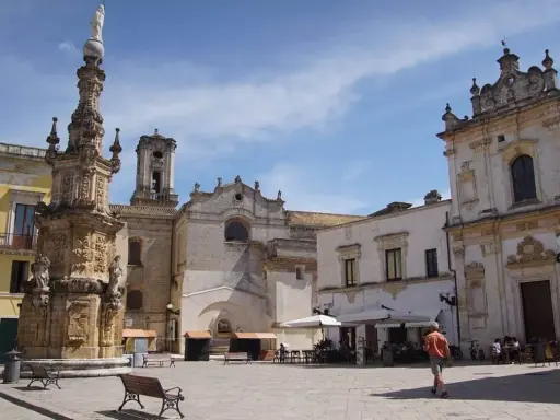 Piazza del Duomo a Lecce, una delle città più belle del Salento, con il suo imponente obelisco e palazzi barocchi.