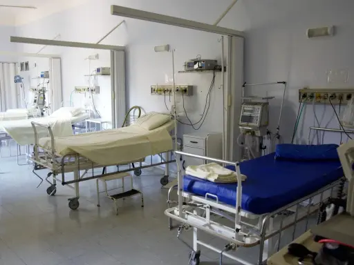 Sale oddziałowe z łóżkami, aparaturą medyczną i parawanami. Miejsce na leczenie odwykowe zamknięte.