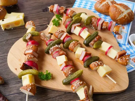 Herzhaftes Oktoberfest Essen: Spieße mit Brezeln, Käse, Radieschen, Gurken und Wurst.
