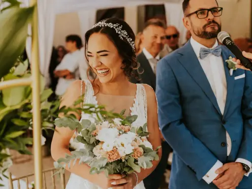 Szczęśliwa panna młoda z bukietem kwiatów podczas ceremonii. Warto było czekać na ślub cywilny, by przeżywać takie chwile.