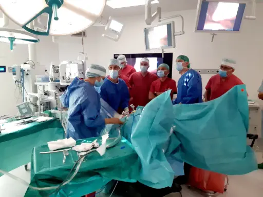 Zespół medyczny podczas operacji. Pacjent po operacji prostaty może odczuwać ból, ale jak długo boli po operacji prostaty, zależy od wielu czynników.