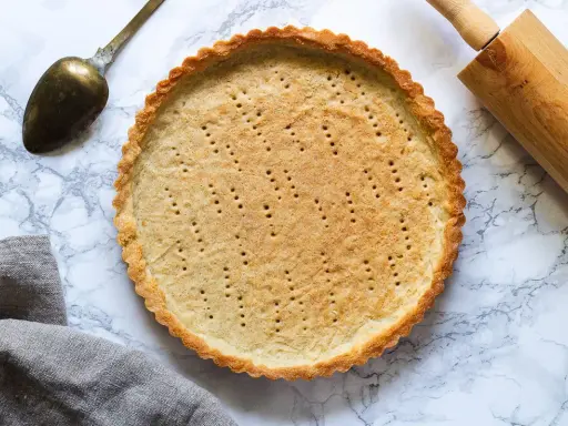 En perfekt förgräddad pajskal, redo för fyllning. Detta pajdeg recept är grunden för din nästa läckra paj.