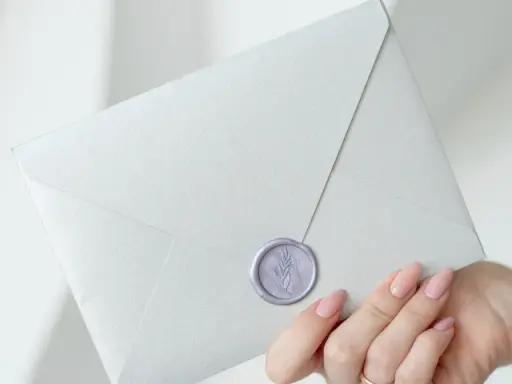 Elegancka koperta na wesele z pieczęcią lakową. Czy kopertę na wesele się zakleja? Tak, aby zachować tajemnicę zaproszenia.
