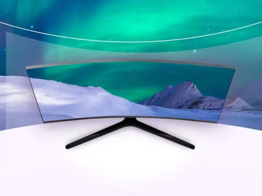 Zakrzywiony ekran Samsunga wyświetla zorzę polarną nad ośnieżonymi górami, tworząc wciągające wrażenia wizualne.