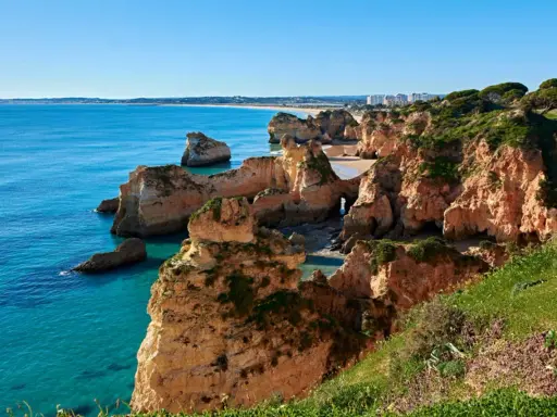 Skały Algarve, Portugalia, gdzie na wakacje? Turkusowe morze, złote plaże i klify zapraszają na niezapomniany wypoczynek.