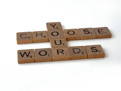 Les tuiles Scrabble forment "YOU CHOOSE WORDS". Le choix des mots est essentiel.