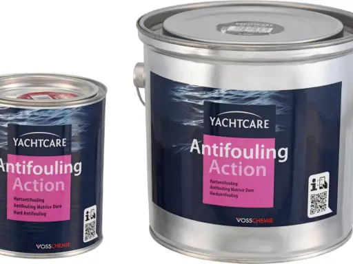 Zwei Dosen Yachtcare Antifouling Action, ein Mittel gegen Bewuchs am Bootsrumpf.