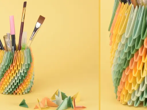 Bunte Origami-Becher mit Stiften und Pinseln – tolle bastel ideen für Zuhause.