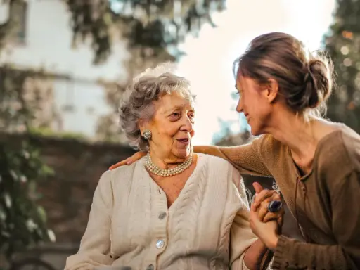 Un legame forte tra madre e figlia adulta, un abbraccio che simboleggia la dipendenza dalla madre in età adulta, ma anche amore e cura.