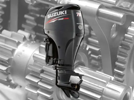 Moteur hors-bord Suzuki DF 70, vu sur fond de rouages mécaniques. Une image pour la revue technique.