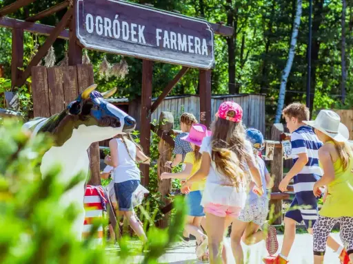 Dzieci biegną do "Ogródka Farmera", gdzie czekają na nie atrakcje.