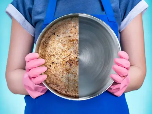 Una padella in acciaio divisa a metà: da un lato incrostata e sporca, dall'altro lucida e pulita.