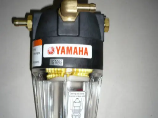 Filtre décanteur Yamaha pour bateau, prêt à nettoyer pour une performance optimale.