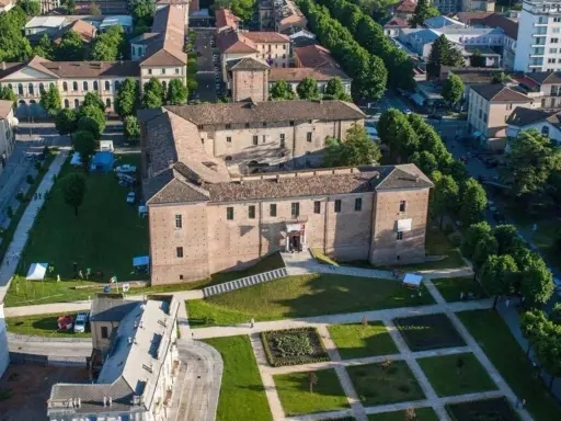 Vista aerea del Castello di Voghera, un luogo storico da scoprire.