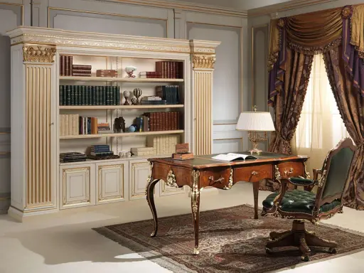 Un bureau de Louis XV orné, avec une bibliothèque remplie de livres, un fauteuil en cuir vert et des rideaux somptueux.