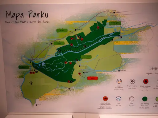 Mapa Parku Narodowego Ujście Warty z zaznaczonymi ścieżkami przyrodniczymi, parkingami i miejscowościami.